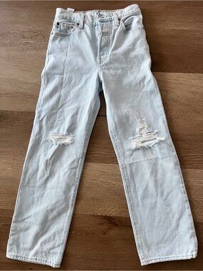 Levi’s- Light Wash Distressed Straight Leg Jeans